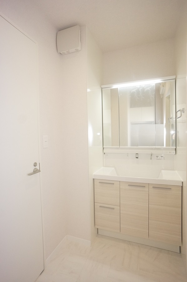 洗面設備　シャンプードレッサー仕様・収納棚あります！