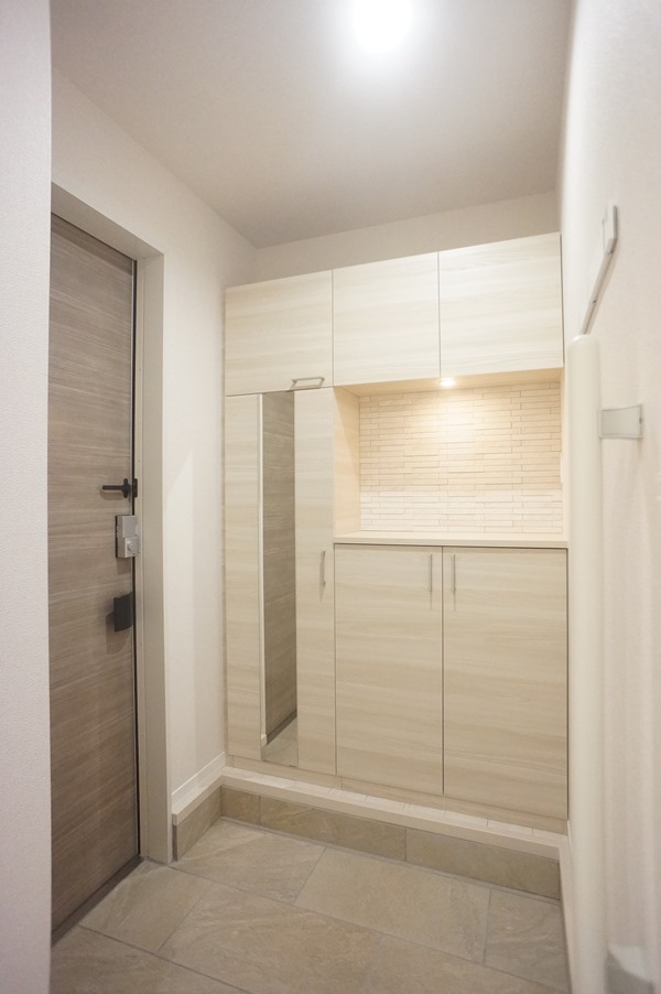 玄関　照明付シューズボックスあります！