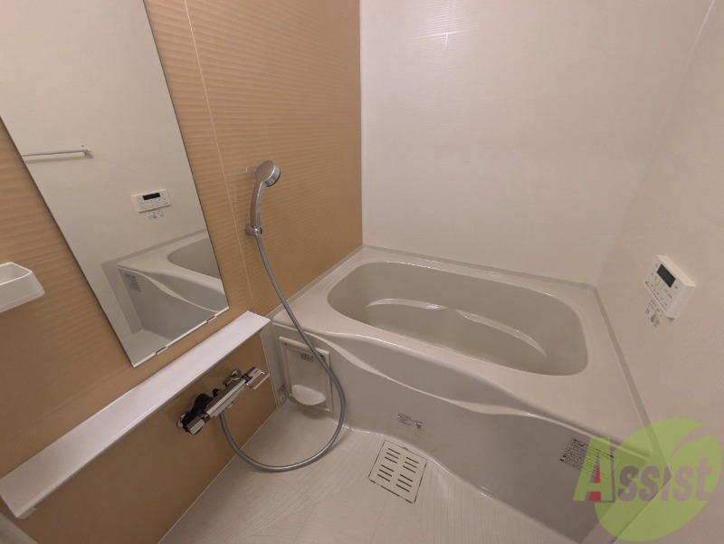 バス・シャワールーム　浴室乾燥が付いているので洗濯物が乾きます。追い焚き機能もあり