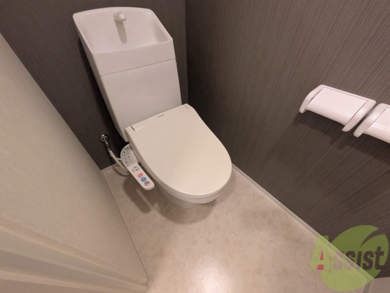 トイレ　お手洗いはうれしいウォシュレット付きです。