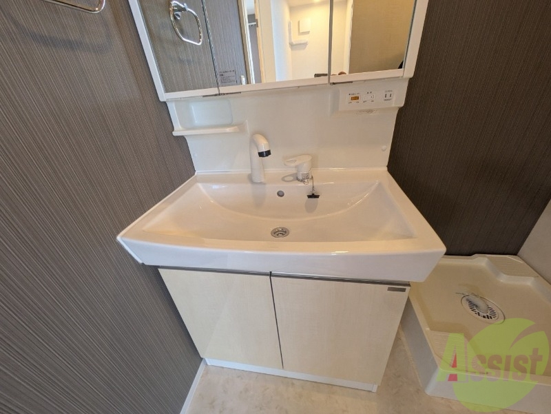 洗面設備　独立洗面台の鏡がとても大きいですね。身支度はコチラでどうぞ