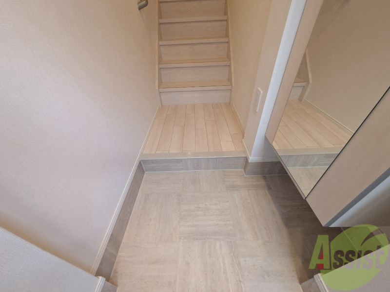 玄関　玄関に全身鏡があるので身支度チェックが出来ます