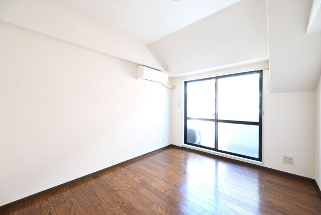 居室・リビング　落ち着いた色調の洋室です