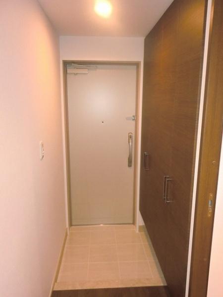 玄関　※同マンション内の別のお部屋の室内写真