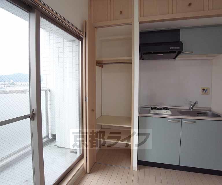 収納　キッチン上部にも収納あります