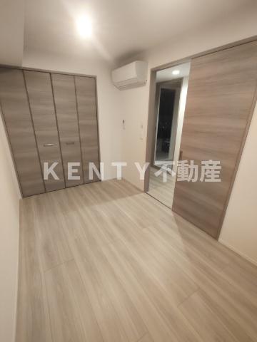 その他部屋・スペース　落ち着いた色調の寝室です