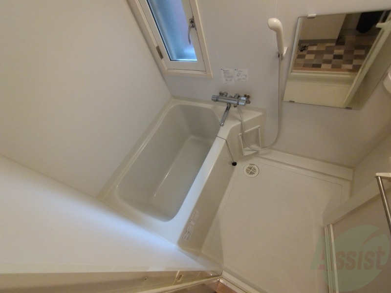バス・シャワールーム　バスルームは狭すぎず、シャワーも浴びやすそうです。