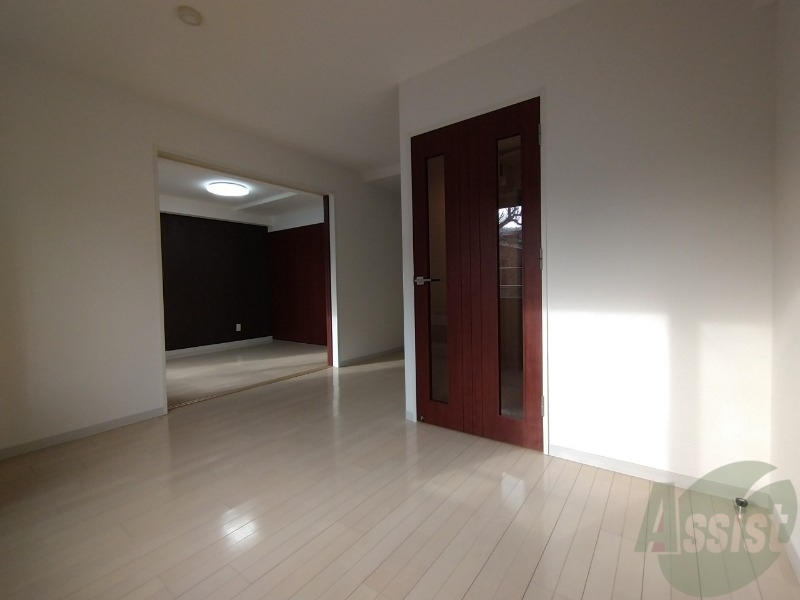 居室・リビング　白さが清潔感を出してくれます。お部屋も明るいですね。