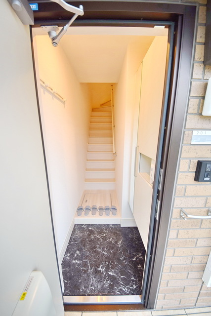 玄関　～メゾネットタイプです～
