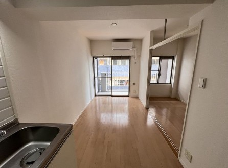 居室・リビング　写真は別号室です。現況優先になります。