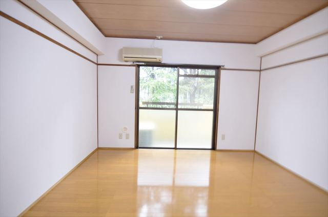 居室・リビング　室内