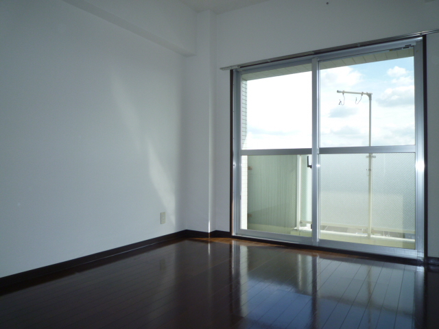 その他　南側洋室5帖　明るい室内