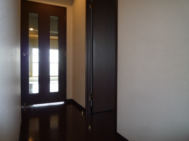 その他　玄関（廊下）よりリビングに入る施工