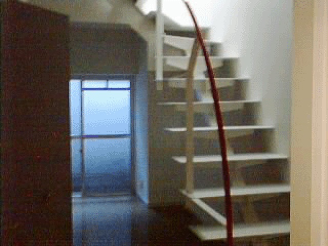 居室・リビング　1階と地下のメゾネットタイプ