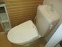 トイレ　温水洗浄便座付きトイレです。