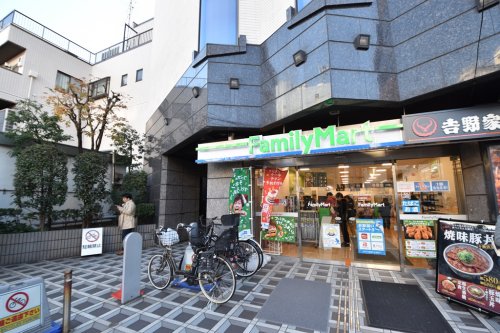 コンビニ　ファミリーマート 早稲田駅前店（コンビニ）まで910m