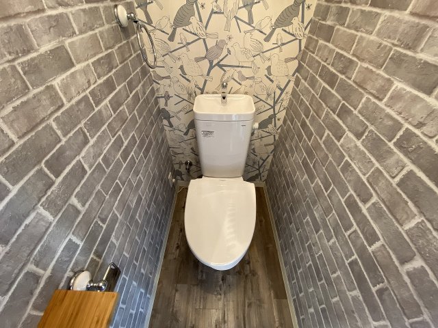 トイレ　落ち着いた色調のトイレです