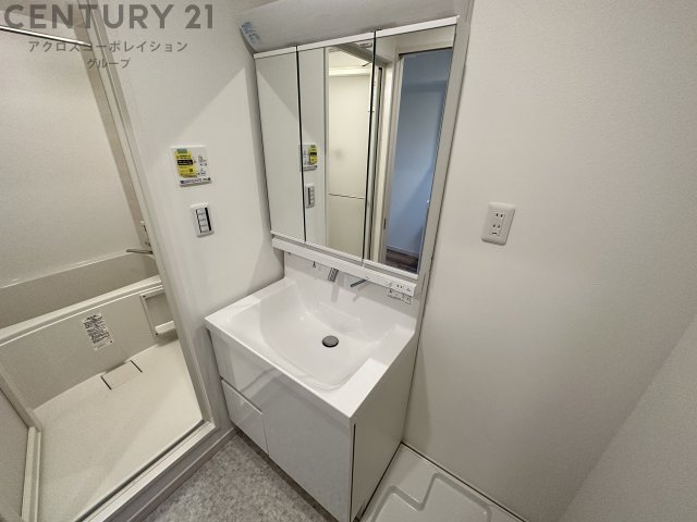 洗面設備　三面鏡付きの洗面化粧台あり☆