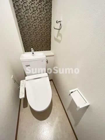 トイレ　落ち着いた色調のトイレです