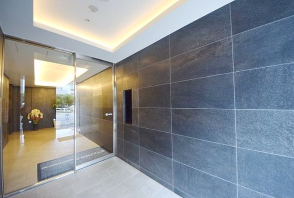 エントランス　イート アパートメント ヴェリタス