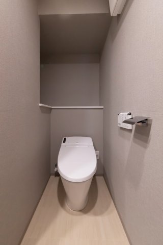 トイレ　落ち着いた色調のトイレです