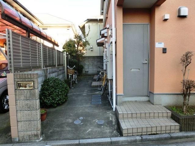 エントランス　アパートへの入り口です