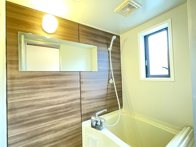 バス・シャワールーム　１面シート張り＆IKEA鏡を設置（新品）