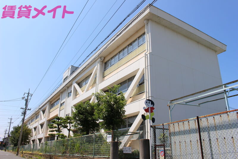 小学校　桑名市立益世小学校（小学校）まで525m