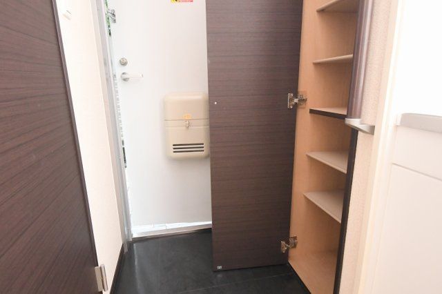 玄関　■モニタ付インターホン付き玄関■シューズラック■ダウンライト