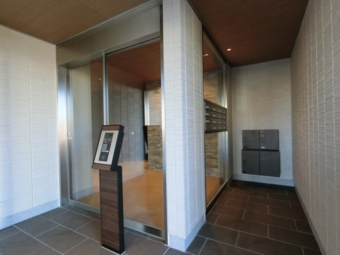 エントランス　宅配ボックスと集合ポスト