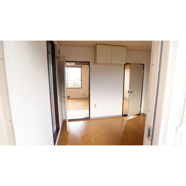 玄関　※隣部屋参考写真