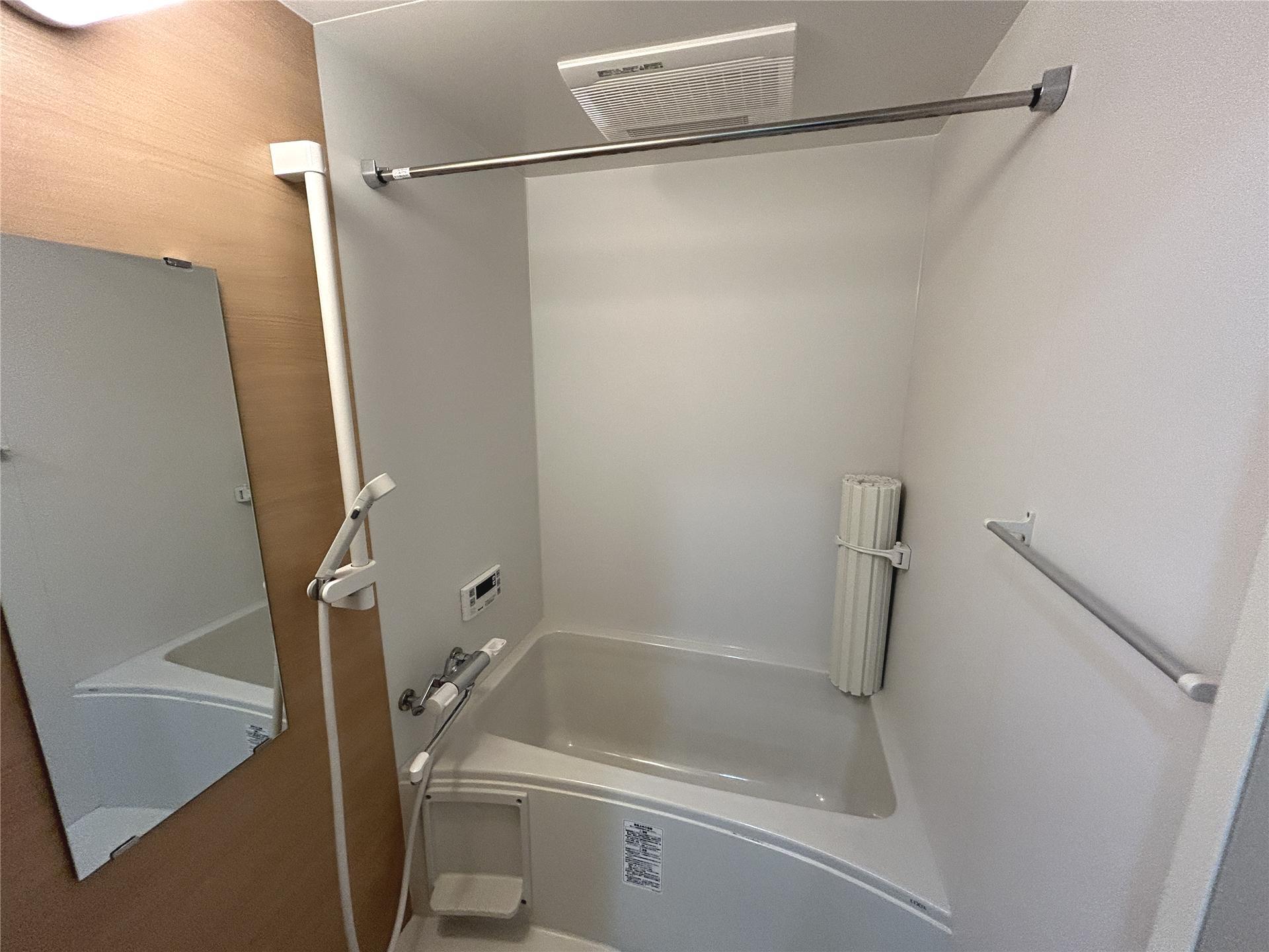 バス・シャワールーム　浴室乾燥機・追焚機能付きのお風呂です