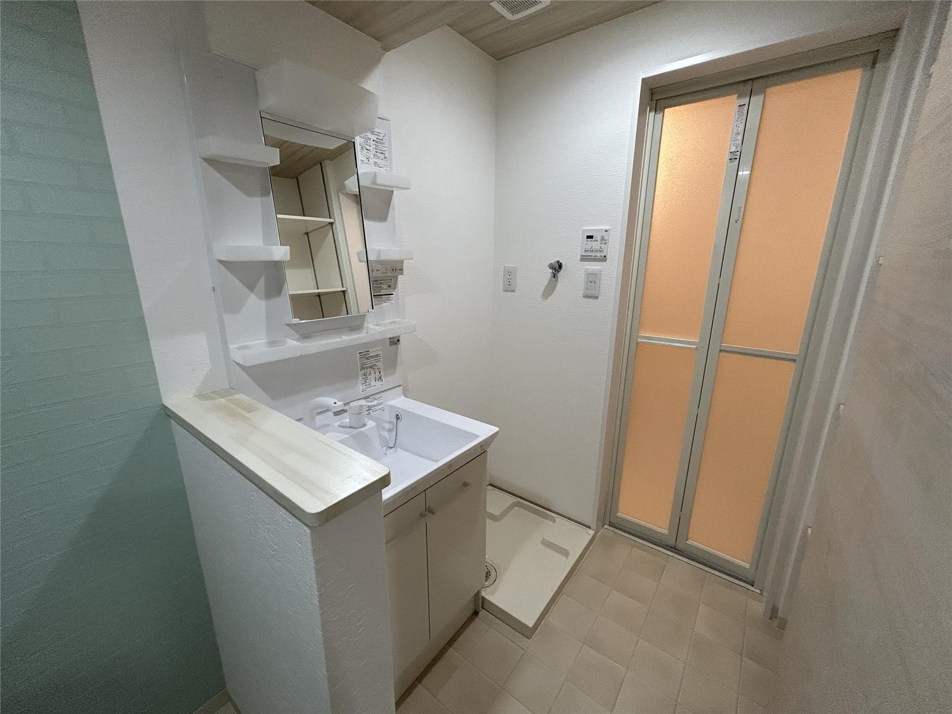 洗面設備　棚付きのシャンプードレッサーです