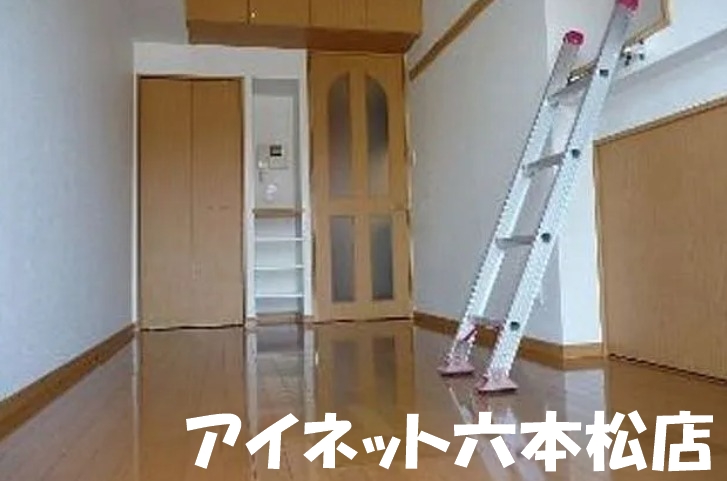 居室・リビング　家具の配置に困らないリビングですね