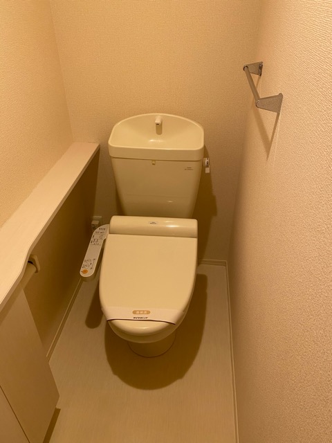 トイレ　温水洗浄便座付きで便利です♪