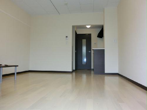 居室・リビング　白基調の落ち着いた室内