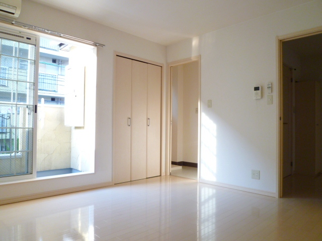 居室・リビング　こちらのリビングで趣味の時間をお楽しみください※別号室の写真