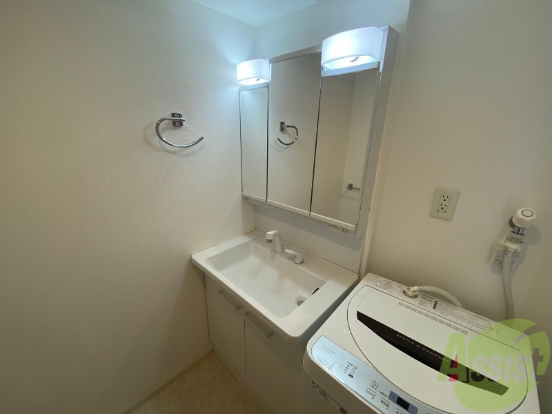 洗面設備　独立洗面台です。大きくてよいですね。シャンプーもできます。