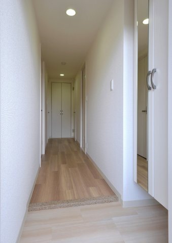 玄関　写真はイメージです。色仕様は現況優先になります。