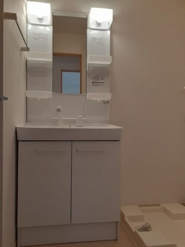 洗面設備　ゆったりとスペースのある洗面所