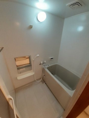 バス・シャワールーム　コンパクトで使いやすいお風呂です