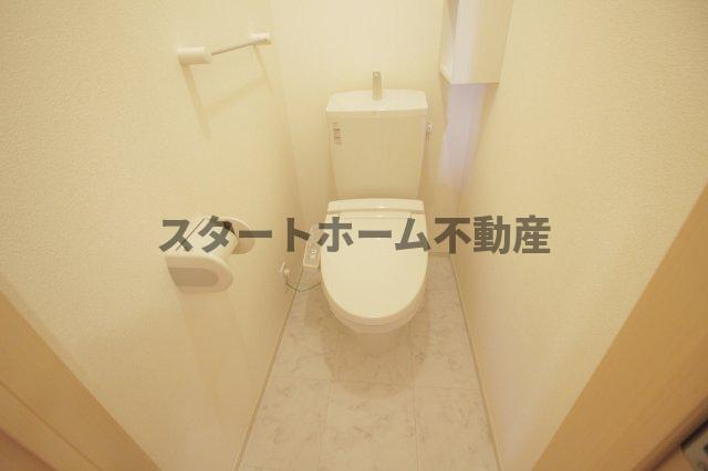 トイレ　落ち着いた色調のトイレです