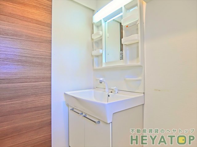 洗面設備　忙しい朝の身支度に便利なシャワー付き洗面化粧台（同仕様写真）