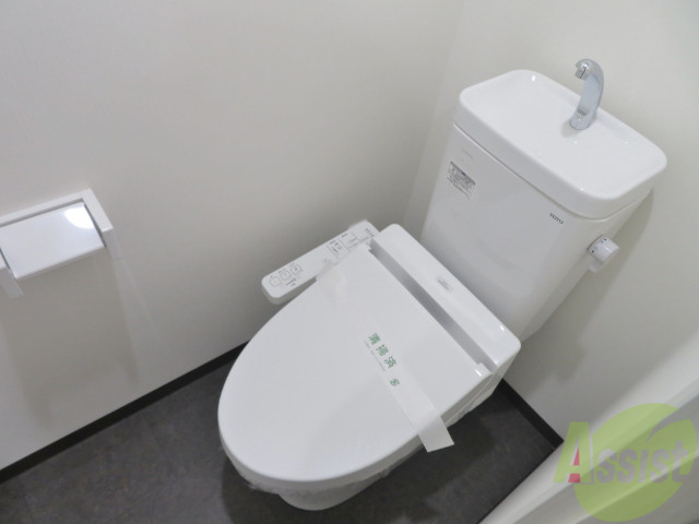 トイレ　人気のウォシュレットつきのトイレです。快適ですよ。