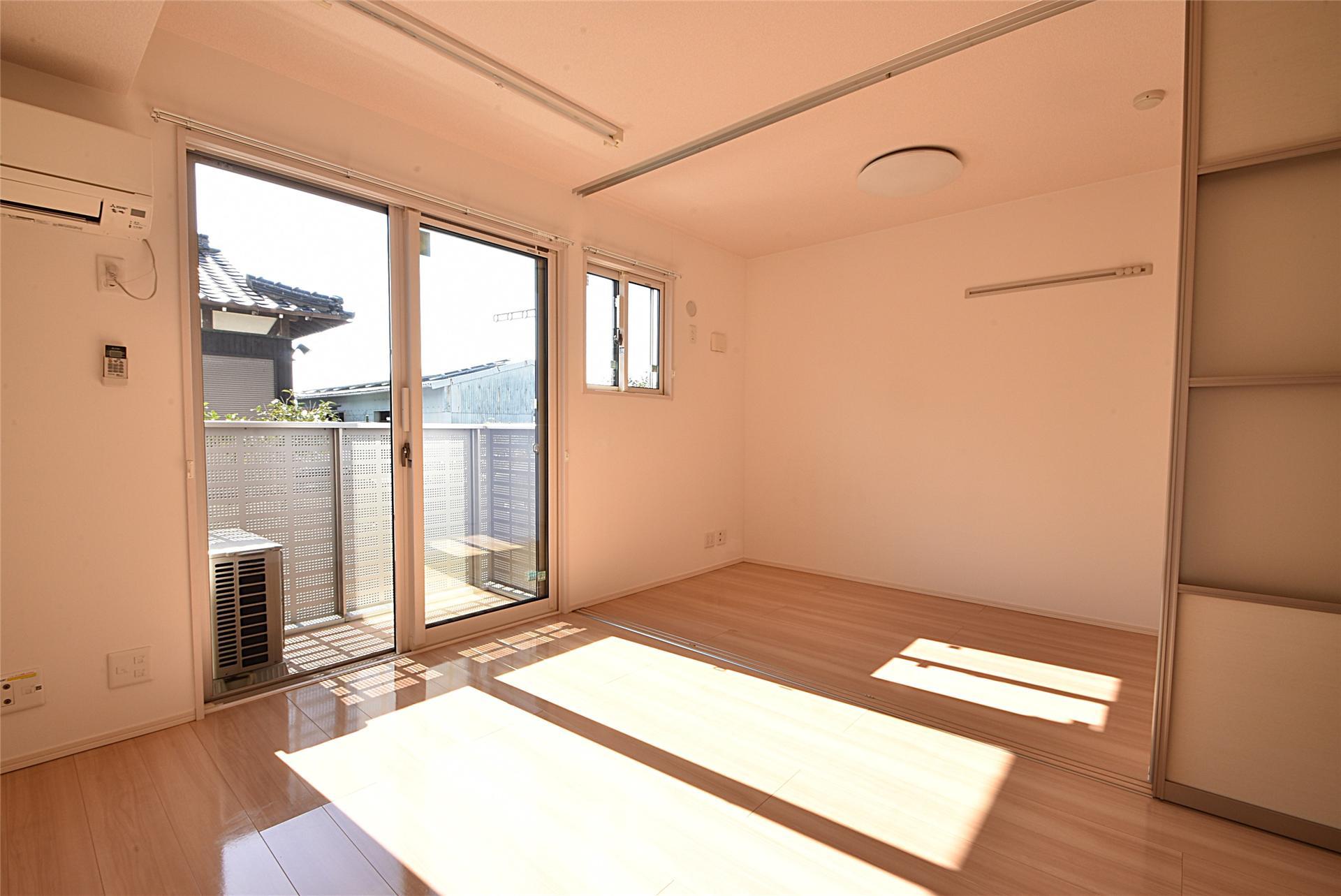 居室・リビング　※105号室参考写真