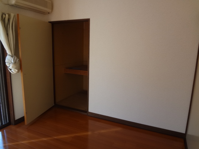 その他　洋室に収納もあります。