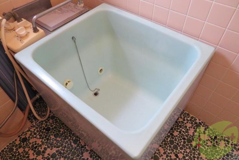 バス・シャワールーム　壁、床下のタイルもかわいい仕上がりになってますね。