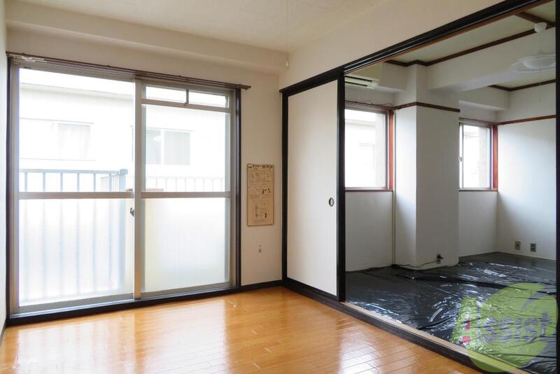 居室・リビング　キレイなフローリングと大きなお窓が特徴的なお部屋です。