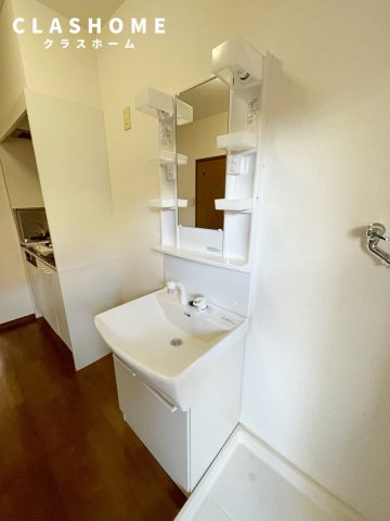 洗面設備　同物件の別部屋になります。