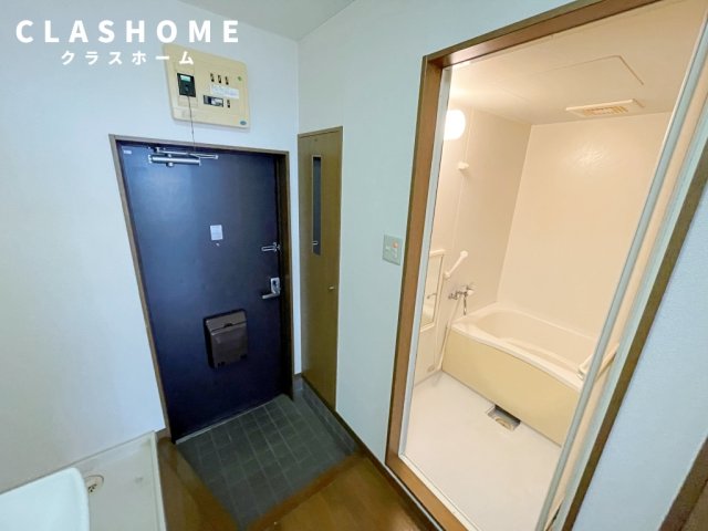 玄関　同物件の別部屋になります。